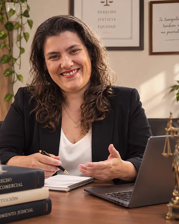 La abogada escuchando y explicando con calma durante una consulta